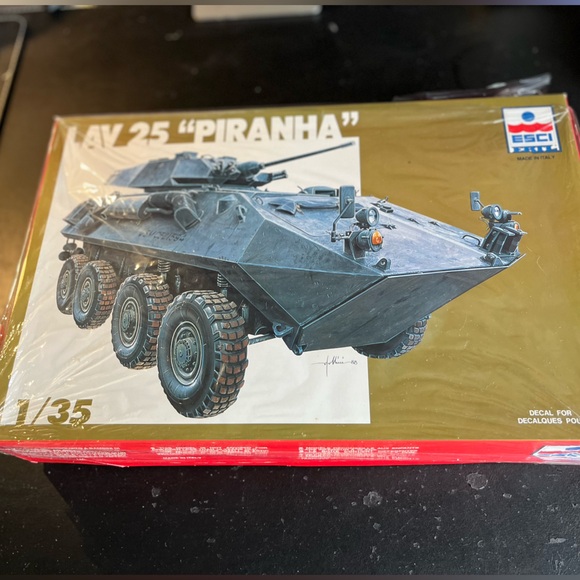 ESCI Other - LAV 25 'Piranha' Tank Model Kit